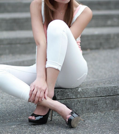 好搭紧身裤秀出妹子窈窕迷人：优美线条充满时尚