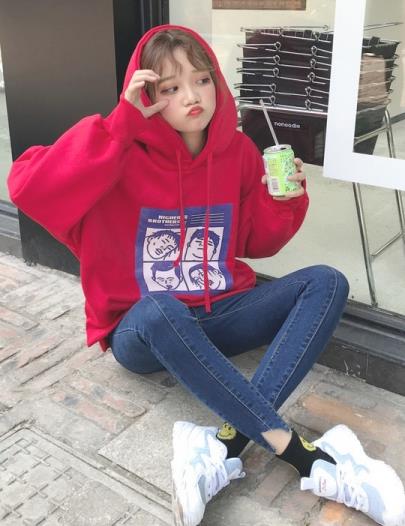 卫衣配什么裤子好看：这样搭配休闲时尚两不误