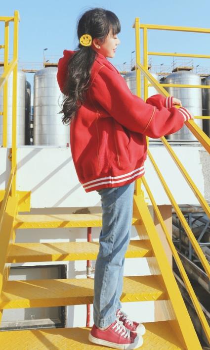 卫衣配什么裤子好看：这样搭配休闲时尚两不误