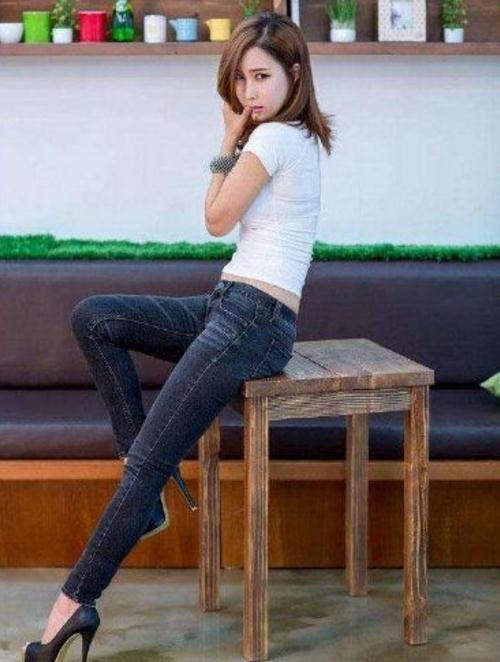 紧身裤穿出女人味：前凸后翘的柔腰确实美丽动人