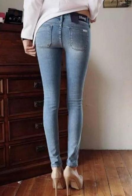 紧身裤穿出女人味：前凸后翘的柔腰确实美丽动人