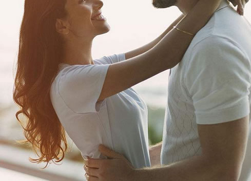 恋人之间的拥抱好处竟这么多（图）