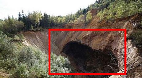 男女发现山洞闪金光 进一看兴奋极了（震撼图）