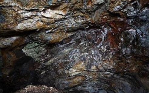 男女发现山洞闪金光 进一看兴奋极了（震撼图）