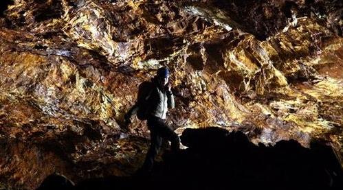 男女发现山洞闪金光 进一看兴奋极了（震撼图）