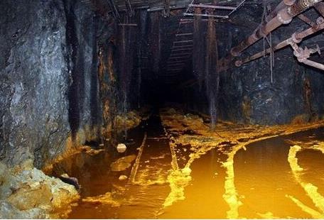 男女发现山洞闪金光 进一看兴奋极了（震撼图）