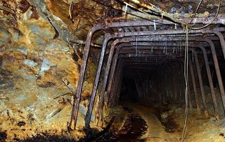 男女发现山洞闪金光 进一看兴奋极了（震撼图）