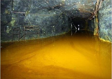 男女发现山洞闪金光 进一看兴奋极了（震撼图）