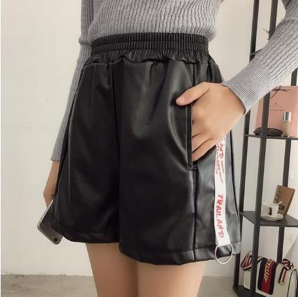 2018流行pu靴裤打底配一件蕾丝衫：显高又有女人味