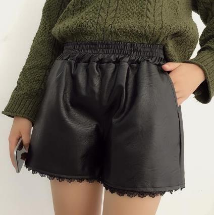 2018流行pu靴裤打底配一件蕾丝衫：显高又有女人味