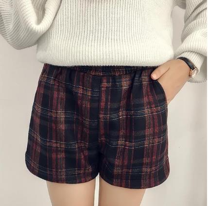 2018流行pu靴裤打底配一件蕾丝衫：显高又有女人味