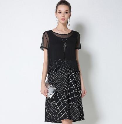 2018流行pu靴裤打底配一件蕾丝衫：显高又有女人味