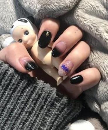 黑色美甲图片：2018黑色美甲款式大全（组图）