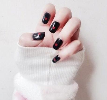 黑色美甲图片：2018黑色美甲款式大全（组图）