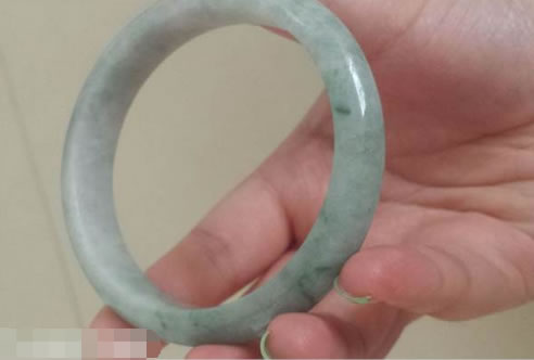 千万别把手镯戴左手！结果吓人（图）