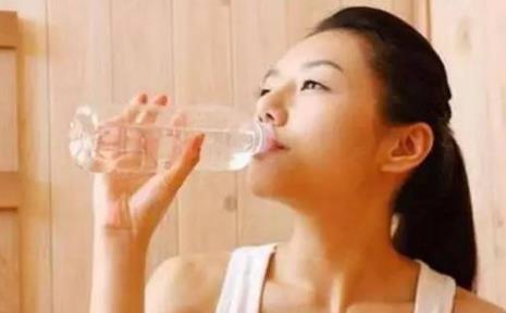 矿泉水瓶上有这样的标签千万别买（要健康饮水）