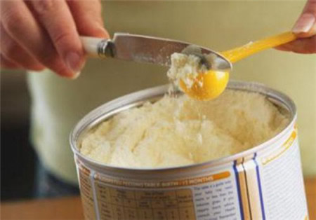 奶爸必知!这样冲奶粉会害了宝宝(图) 奶爸必知!这样冲奶粉会害了宝宝(图)