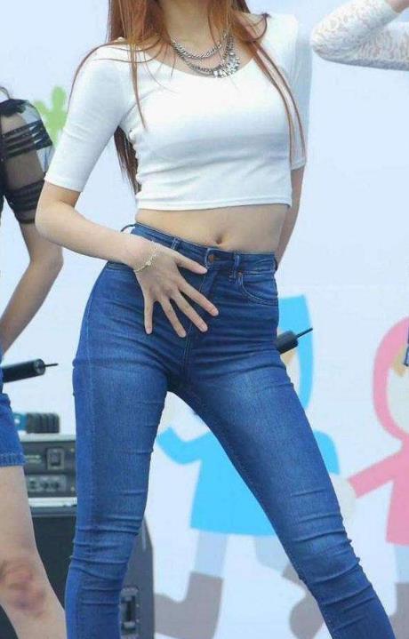 韩版紧身牛仔裤:穿着舒适展现女人惟妙惟肖的身材 韩版紧身牛仔裤:穿着舒适展现女人惟妙惟肖的身材