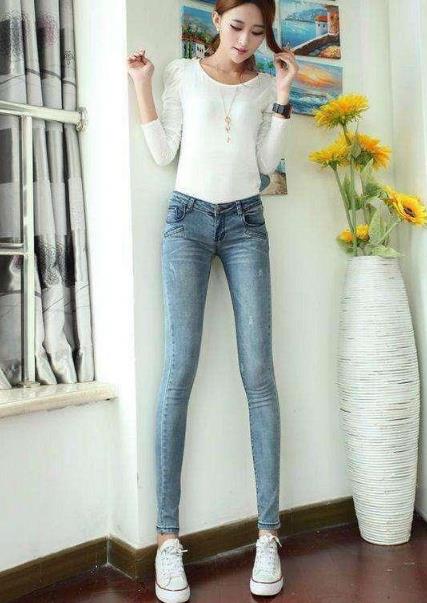 韩版紧身牛仔裤:穿着舒适展现女人惟妙惟肖的身材 韩版紧身牛仔裤:穿着舒适展现女人惟妙惟肖的身材