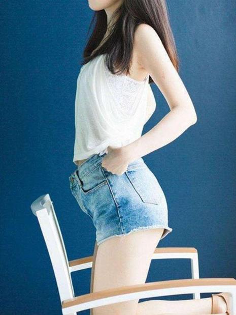 韩版紧身牛仔裤:穿着舒适展现女人惟妙惟肖的身材 韩版紧身牛仔裤:穿着舒适展现女人惟妙惟肖的身材