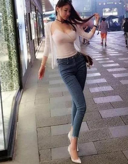 甜美风十足的紧身牛仔裤：这样搭配充满精致美感