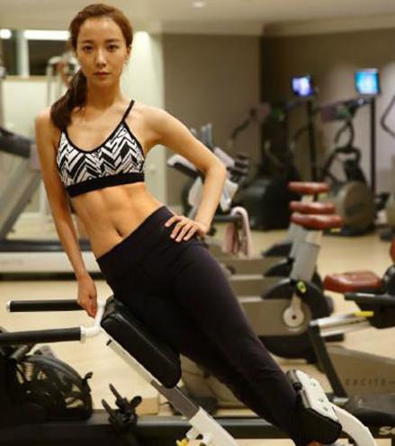 张雨绮晒马甲线:女星们的马甲线怎么练的真好看 张雨绮晒马甲线:女星们的马甲线怎么练的真好看