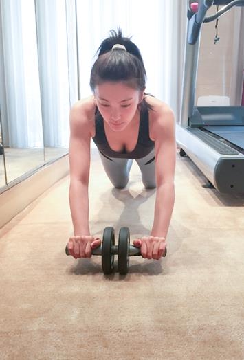 张雨绮晒马甲线：女星们的马甲线怎么练的真好看