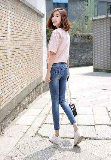 紧身裤穿着清爽如邻家女孩儿：气质满满（图）
