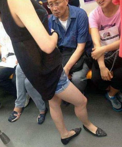 妹子穿裙子图个方便，旁边的大叔都瞅你半天了