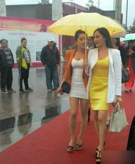 老板娘又带着朋友来视察我们的工地了，下雨还要给地毯