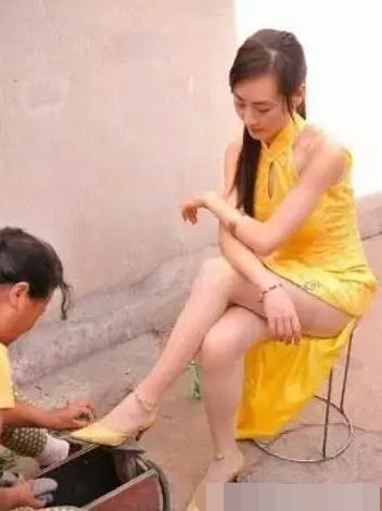 每次这位姐姐来擦鞋的时候，我都会第一时间去帮助擦鞋的大妈助人为乐