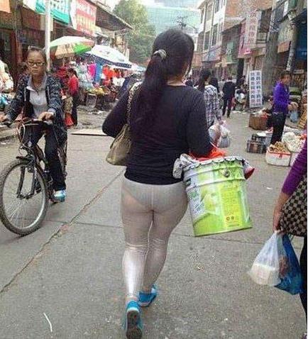 大姐这样的银色裤子一般都不适合穿出来逛街的，容易弄脏