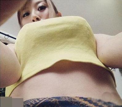 妹纸是在努力看自己的脚吗