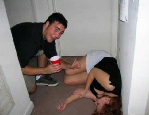 美女喝醉酒后的窘态：各种Hold不住啊（组图）