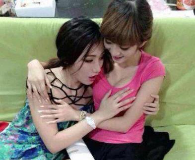 哇哦，她的好大啊