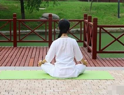 睡前这样坐一会等于跑步一小时(图) 睡前这样坐一会等于跑步一小时(图)