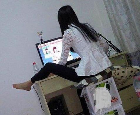 妹子，做个直播花样坐姿真多