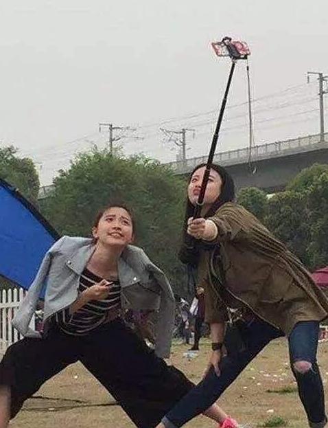 在公园里放空，看到二个逗逼妹子，太好笑了