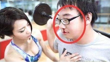 哥们，不就是美女给你整理下衣服嘛，真没出息