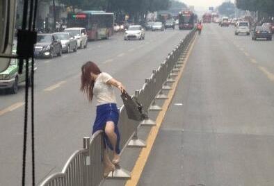 女汉子横穿马路是不对的，特别是穿的裙子的时候