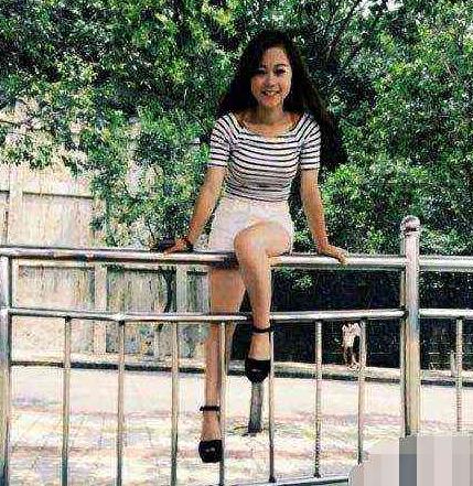 女汉子就是与众不同，跨栏杆翘腿就上