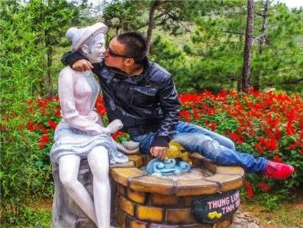 小伙子你得矜持点