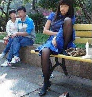 老婆都在身边坐着呢还敢看美女