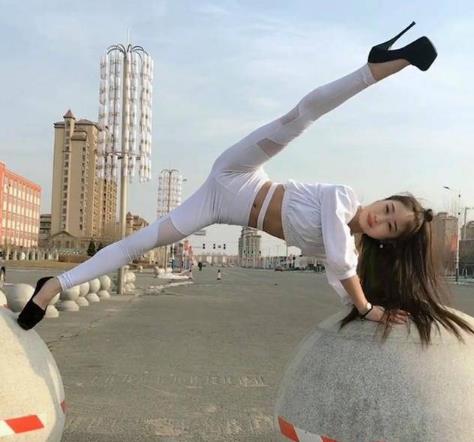 妹子，你的一字马是要上天吗，柔韧度也太好了吧