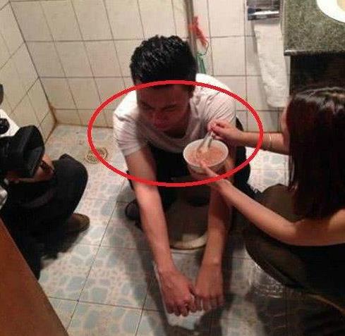 妹子会的真多啊，在厕所里请老公吃饭