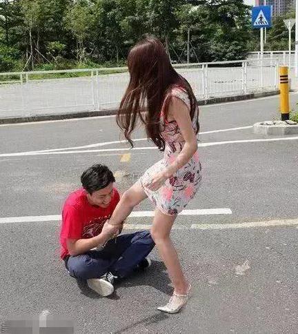 哥们听说追女孩子要死缠烂打