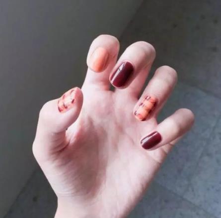 2018最流行的韩式美甲：美甲图片韩国款式欣赏