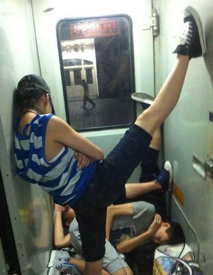 坐个火车，看到这么霸气十足的妹子，看的我是一晚没睡啊