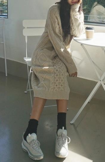 米色针织连衣裙怎么搭配：温柔女人味十足（图）