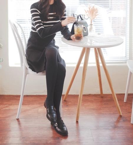 条纹针织连衣裙搭配：2018早春穿刚刚好（图）